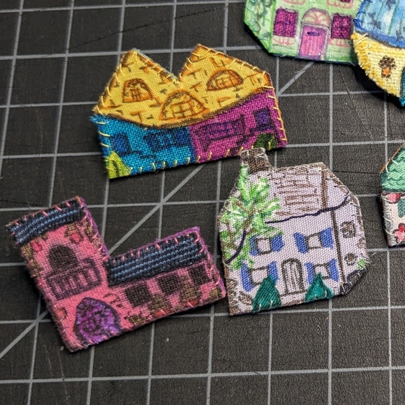 Small Pink Building Art Pin - Picture 4 of 4